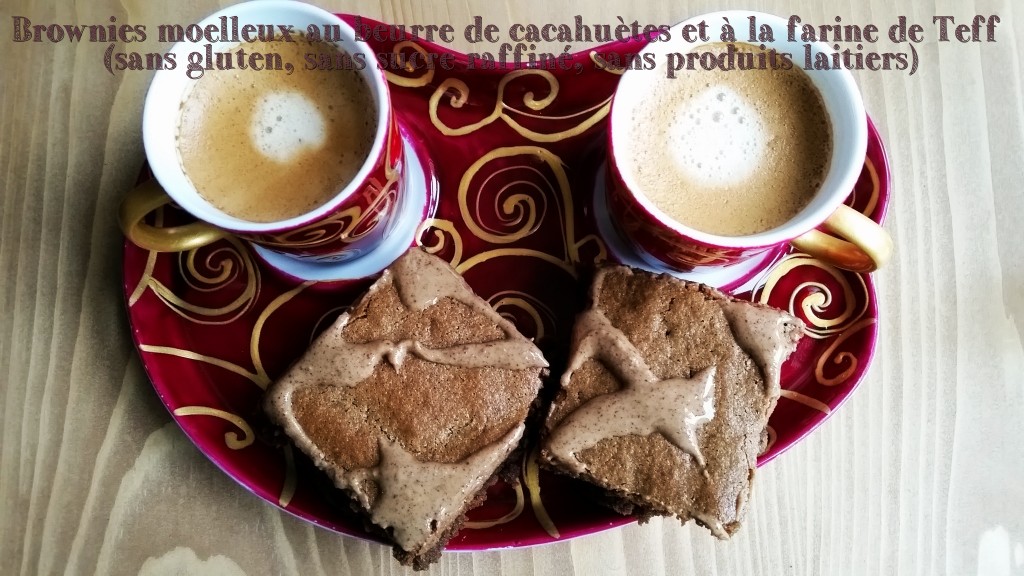 Avec un bon café pour les adultes ou un jus de fruits pour les petits, ces brownies au beurre de cacahuète sont délicieux !