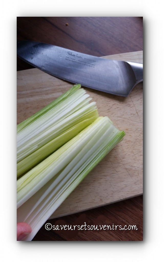 Pour faire vos feuilles de poireau, insérez la pointe d'un couteau jusqu'au centre du blanc. Commencez par un bout et descendez jusqu'à l'autre extrémité. Ouvrez les feuilles, les blanchir et puis les farcir. Fastoche !