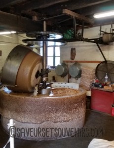 On produit de l'huile de noix et de l'huile de noisettes à l'Huilerie Millérioux à Pesselières (18)