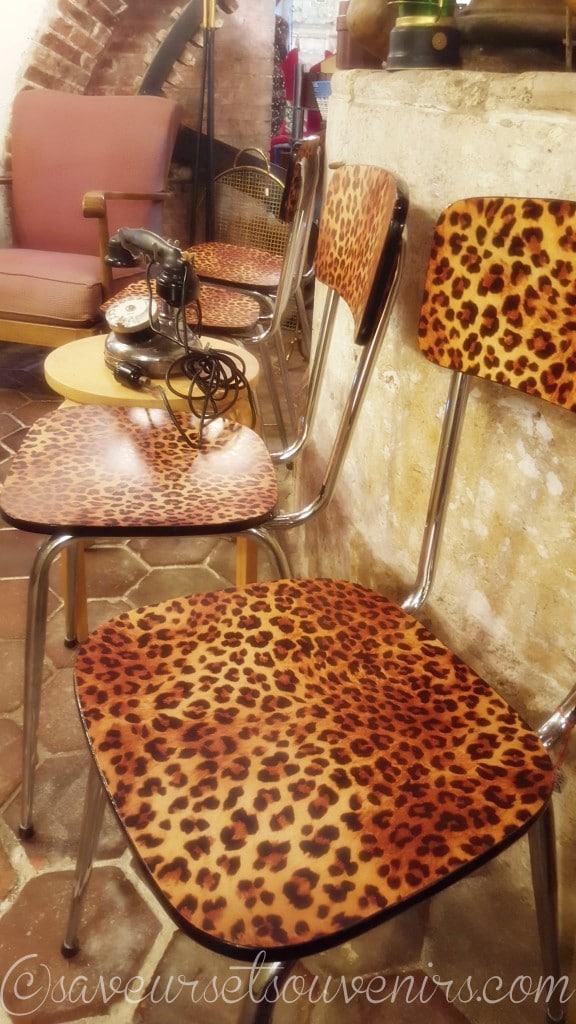 Ces chaises façon léopard ont un chic vintage absolument fou !