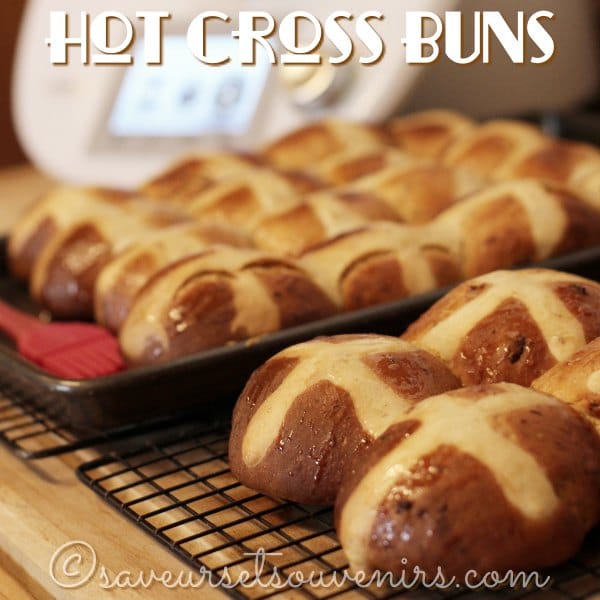 Hot Cross Buns (petits pains épicés aux raisins secs, marqués d’une croix pour Pâques)