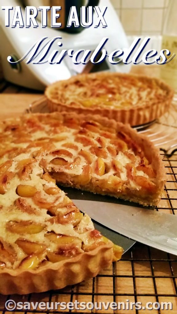 La poudre d'amandes dans la pâte et sur la pâte sublime le goût de la mirabelle dans cette Tarte aux Mirabelles