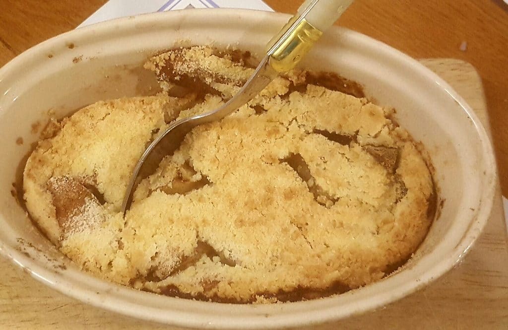 Voici un petit Crumble pour deux personnes qui sort du four avec son jus qui remonte et sa "chapelure" dorée et croustillante. Bon appétit !