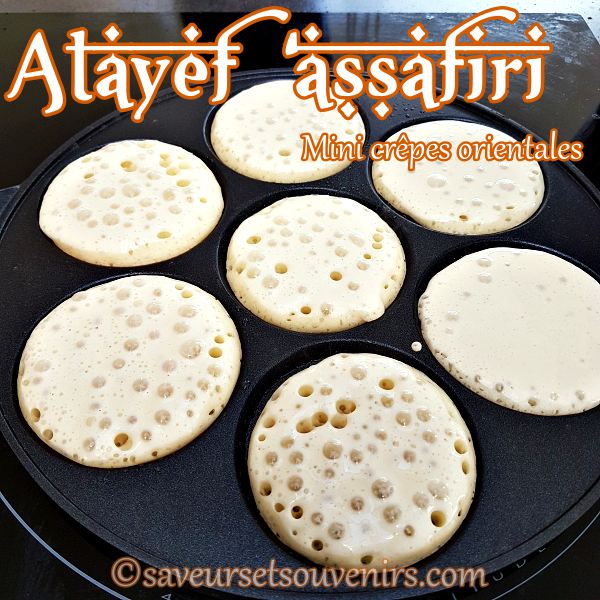 J'ai cuit mes Atayef 'assafiri dans une poêle à blinis. Et n'oubliez pas, on ne cuit les mini crêpes que d'un côté !