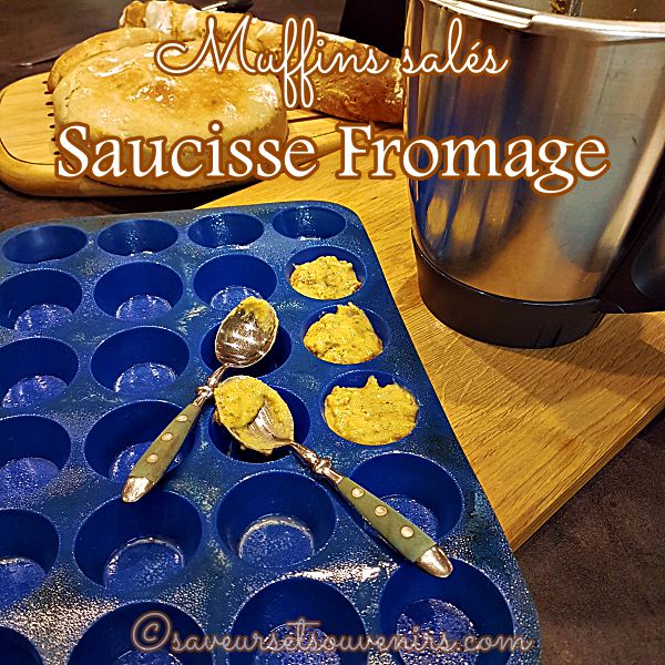 Remplir vos moules aux 3/4 seulement avec l'appareil de muffins salés saucisse fromage